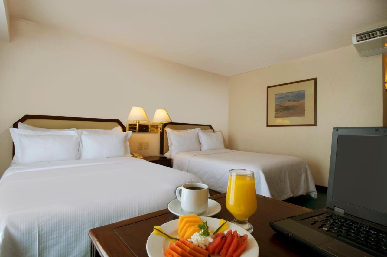 Fiesta Inn Toluca Centro Екстер'єр фото