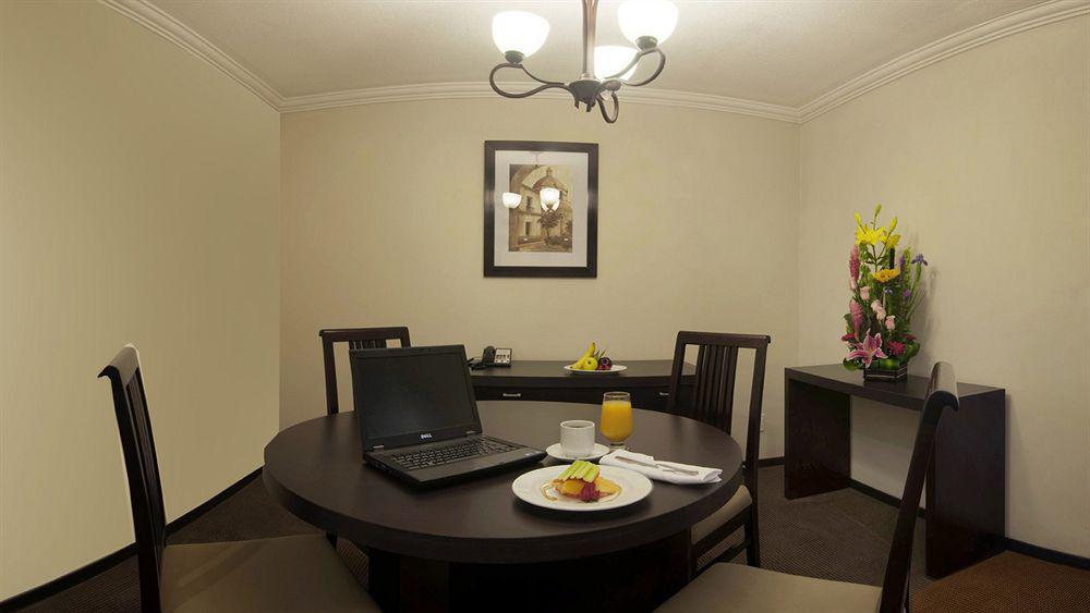 Fiesta Inn Toluca Centro Екстер'єр фото